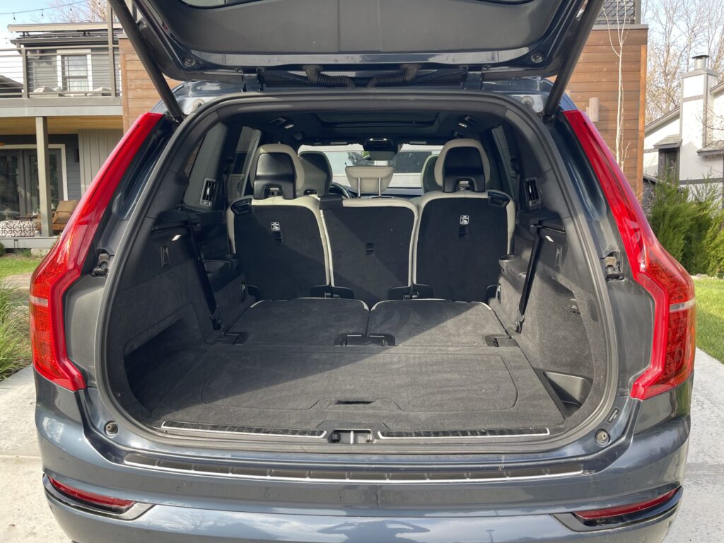 2022 Volvo XC90 T8 R-Design