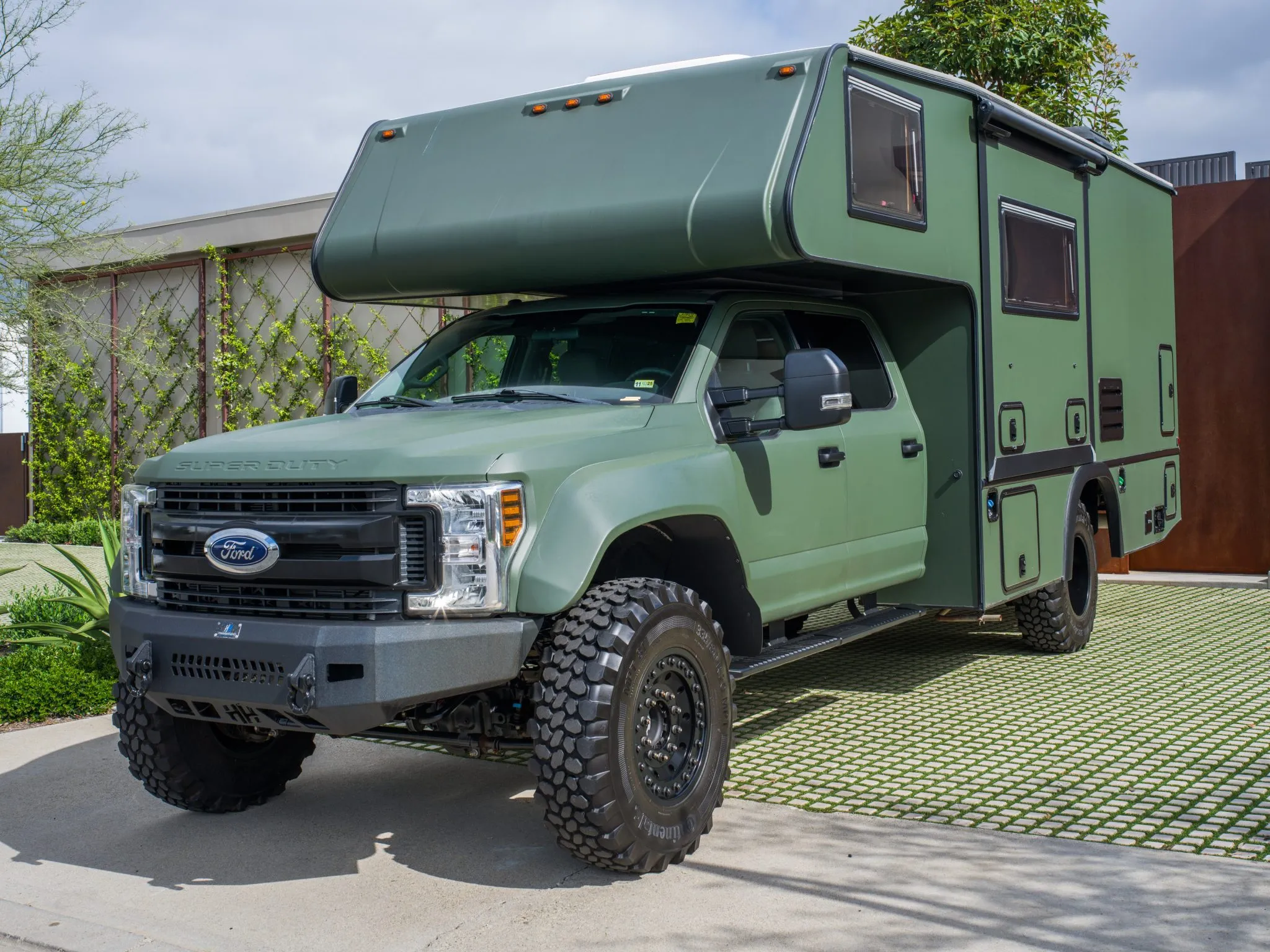 2019 Ford F-550 Super Duty Camper Conversion