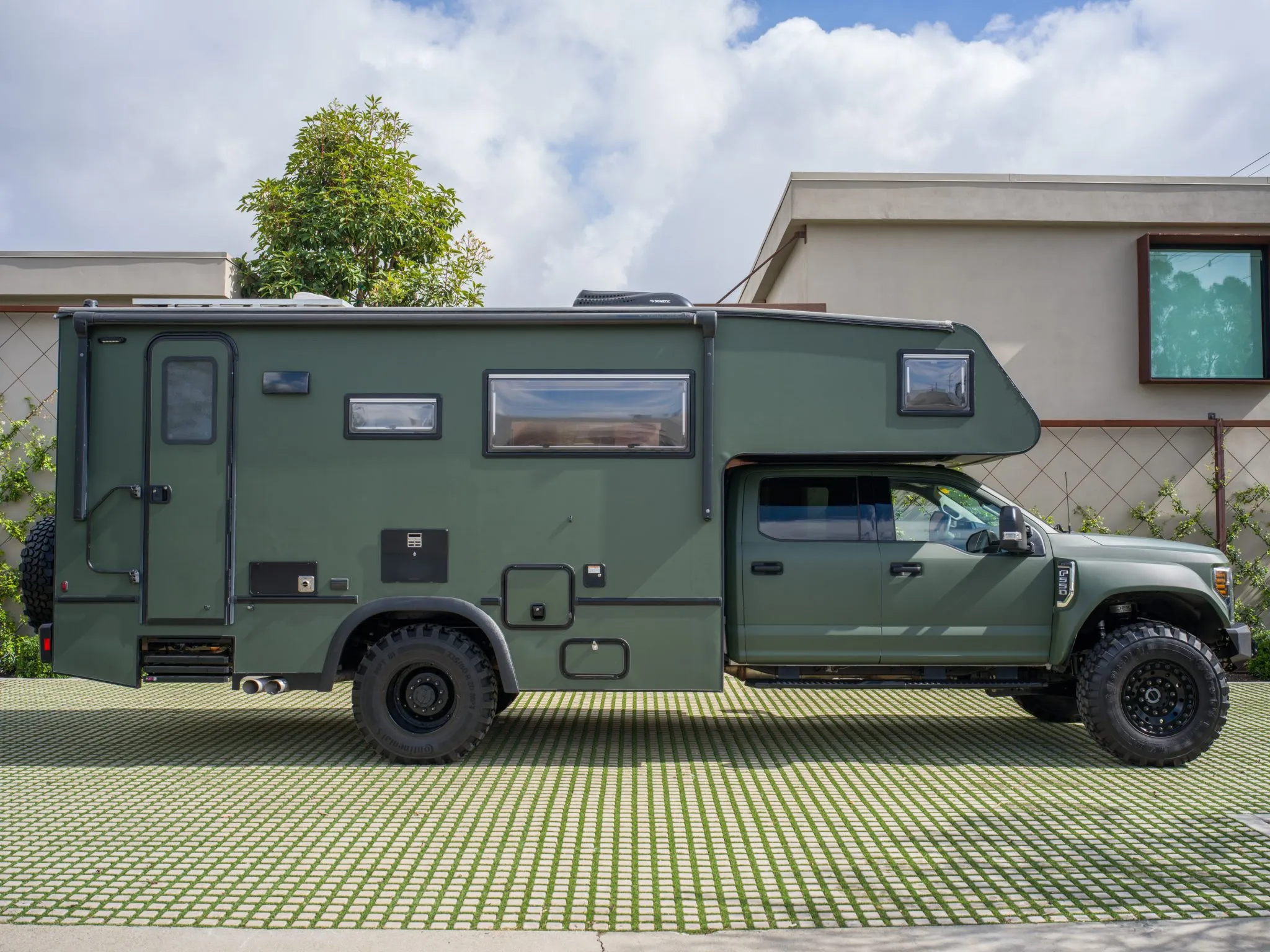 2019 Ford F-550 Super Duty Camper Conversion